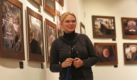 Lucie Kempná v muzeu v Kopřivnici před fotografiemi vraků.
