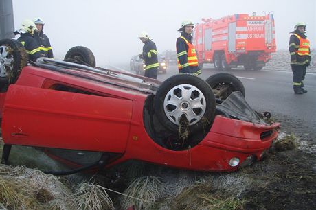 Nehoda tí voz nedaleko Monova na Novojiínsku, pi které se zranilo dít.