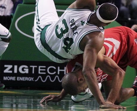 Pivotman Paul Pierce z Bostonu padá na houstonského protihráe Shanea Battiera v zápase NBA, v nm Celtics doma pekvapiv prohráli.