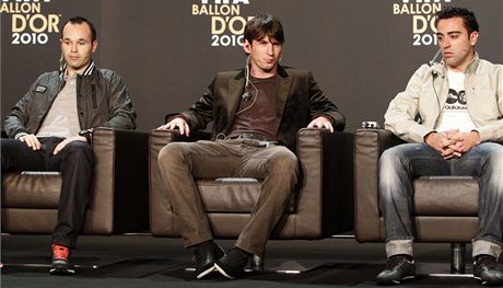 Jako by vichni na tiskové konferenci ped vyhláením Zlatého míe u vdli... Zleva: Andrés Iniesta, Lionel Messi, Xavi Hernández.