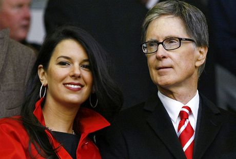 Spolumajitel Liverpoolu John Henry s partnerkou Lindou Pizzutiovou v hlediti Anfield Road.