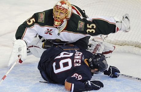 Brankø Anton Chudobin z Minnesoty pøepadv pøes edmontonskho toènka Sama Gagnera v jednom z ternch zpasù NHL.