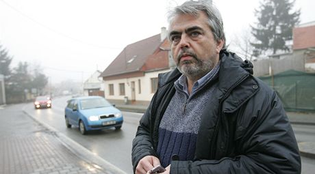 Starosta Bosonoh Anastazios Jiaxis (na snímku) odhaduje, e pes ulici Praská denn projede 17 tisíc aut.