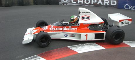 Joaquin Folch na McLarenu M23 pi Monaco Historique roku 2010