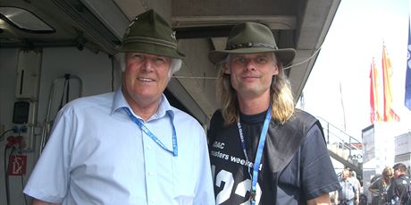 Pod jet s nezamnitelnm kloboukem na hlav: Hans Heyer roku 2010 (vlevo).