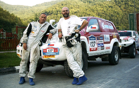 Peter Mikula, Ivan Novák a Toyota Land Cruiser 120 ped startem Rallye Dakar 2011.