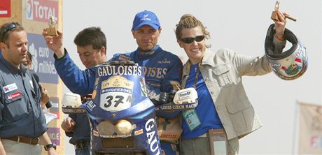 Ivo katan (na motocyklu) se raduje na clov ramp dakarsk rallye.