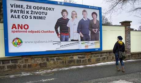 Billboard, na nm známé plzeské osobnosti propagují stavbu spalovny odpadu v Chotíkov. 