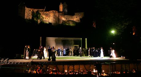 Opera pod irým nebem se hraje napíklad pod hradem v Lokti. Verdiho Nabucco v Lednici byl podle návtvník propadák. ilustraní snímek