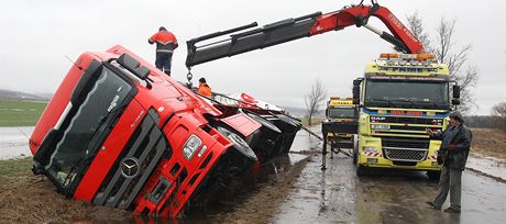 U Hemanovy Huti se pevrátil kamion s pllitry z Itálie.