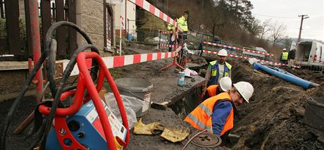 Pracovníci vodovod a kanalizací na odstranní závady pracují. Ilustraní foto