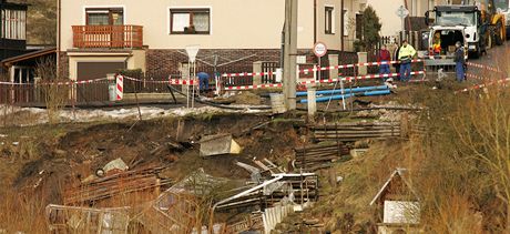 Zamstnanci Vodovod a kanalizací Karlovy Vary pracují na pekládce potrubí pi sesuvu pdy u Radoova na Karlovarsku. 