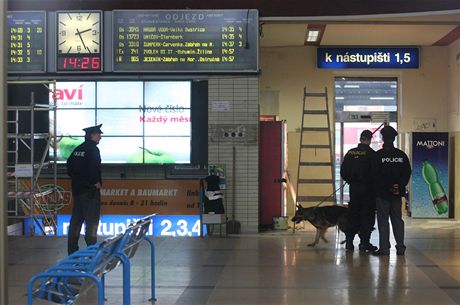 Hlavn ndra v Olomouci muselo bt kvli hrozb bombou evakuovno, policist dnou vbuninu nenali.