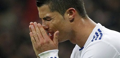 TAHOUN. Cristiano Ronaldo oslavuje jeden ze tí gól do sít Villarealu.
