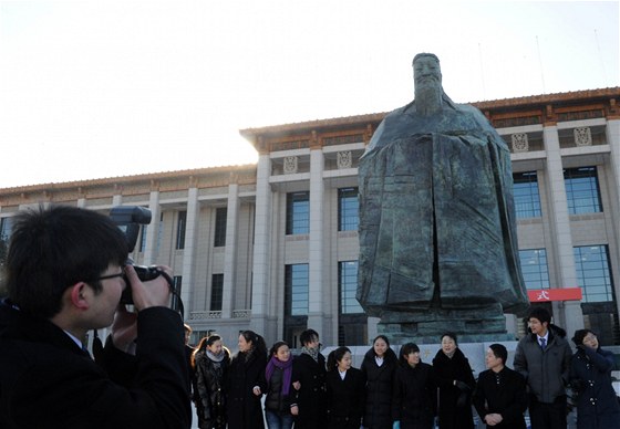 Socha Konfucia na námstí Nebeského klidu v Pekingu