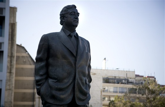 Socha zavradného libanonského premiéra a podnikatele Rafíka Harírího v Bejrútu (13. ledna 2010)