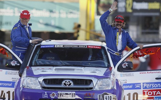 Dobe naladný Eduardo Amor (vpravo) pi startu Rallye Dakar. Po tragické nehod je jeho nálada opaná.
