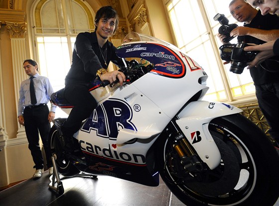 Karel Abraham s motocyklem Ducati, se kterým bude v nadcházející sezon startovat v královské tíd MotoGP. 