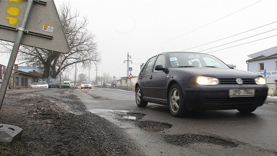 Silnice jsou ve špatném stavu a na jejich opravy Hradeckému kraji schází 9 miliard korun. (Ilustrační snímek)