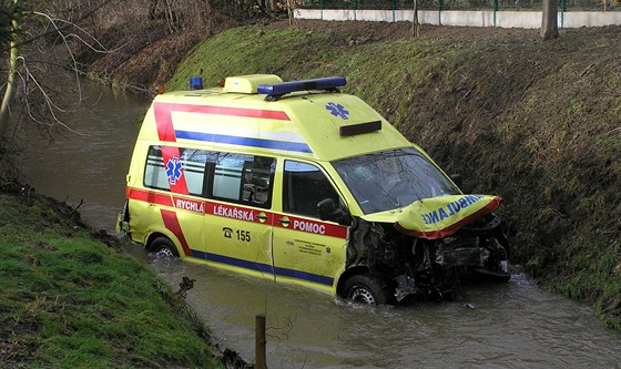 Pi tragické sráce sanitky s osobním autem v Domalicích skonilo vozidlo záchraná v ece