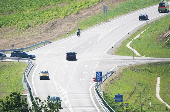 Nebezpenou kiovatku na loni oteveném obchvatu Ble nahradí kruhový objezd