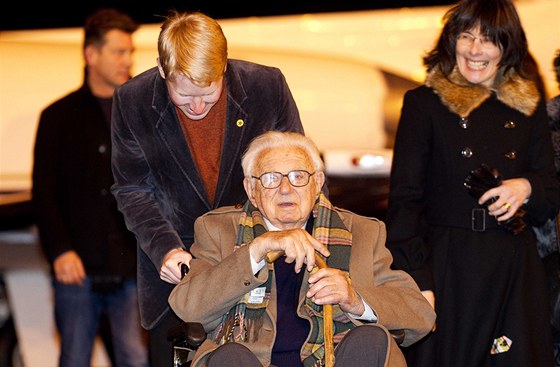 Sir Nicholas Winton piletl do Prahy, v pátek ho eká premiéra dokumentu Nickyho rodina.