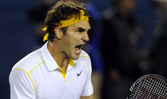 Radost Rogera Federera ze zisku rozhodujícího brejku v duelu s Gillesem Simonem