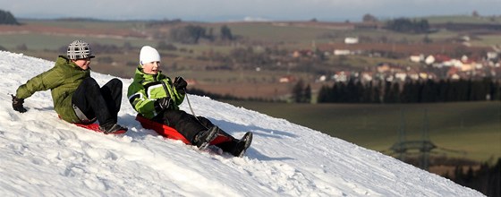 Na Fajtově kopci u Velkého Meziříčí leží asi metr technického sněhu. (17. leden 2011)