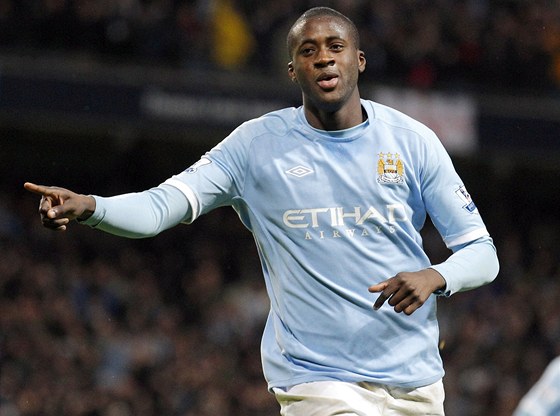 GÓL. Yaya Touré z Manchesteru City se raduje ze své branky