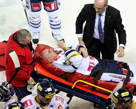 ZRANNÍ. Liberecký obránce Jan Výtisk se v zápase s Karlovými Vary zranil a skonil v péi léka.