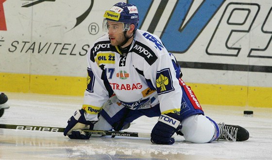 NA KOLENOU. Ani nová posila Komety Brno, lotyský reprezentant Aleksejs irokovs, nedokázal pomoct týmu k bodovému zisku v zápase s Boleslaví.