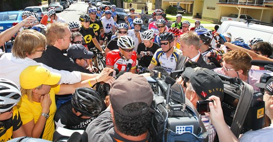 NOVINÁSKÉ GRILOVÁNÍ. Na louení Lance Armstronga s profesionální cyklistikou padá stín dopingu.