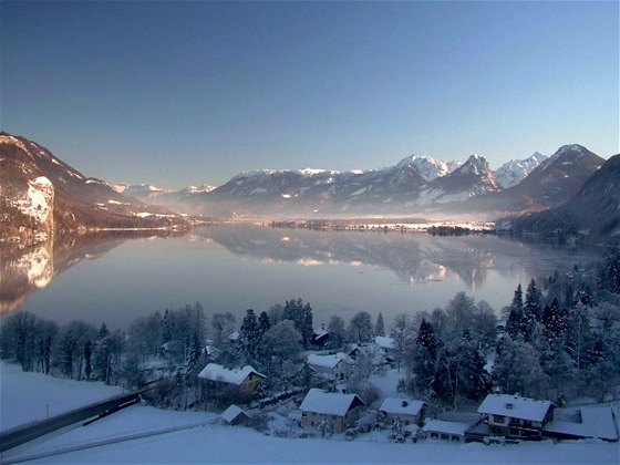 Jezero Wolfgangsee v zim