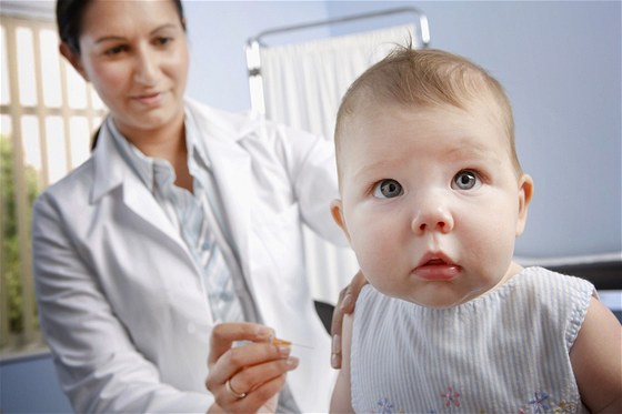 Kdo nepřijde s dítětem na očkování, tomu bude hrozit pokuta a další postih.
