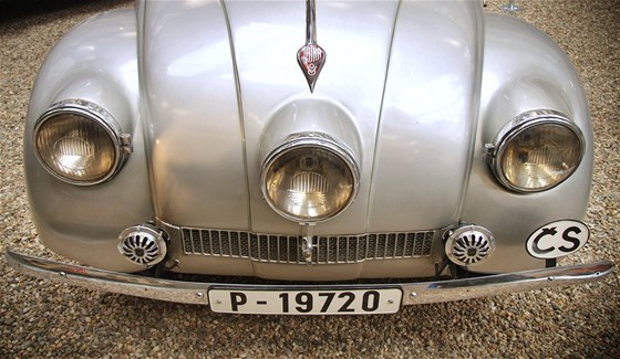 Tatra 87 (1947) se kterým Jií Hanzelka a Miroslav Zikmund projeli v letech 1947 a 1950 Afriku a Jiní Ameriku.