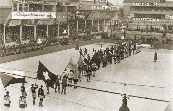 Slavnostní nástup úastník hokejového mistrovství svta v roce 1938 v Praze na tvanici.