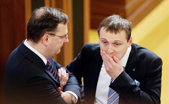 Rok 2011 byl ve znamení boje o to, zda Vci veejné vydrí ve vlád. Klíový mu VV Vít Bárta musel z vlády pry, ale jeho strana se v ní udrela a pomohla Petru Neasovi schválit reformy.