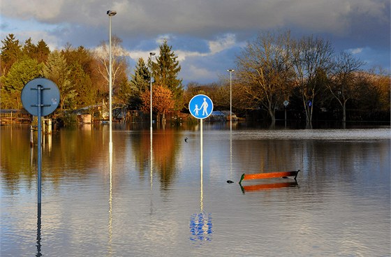 V Lounech se vylila rozvodnná eka Ohe. (17. ledna 2011)