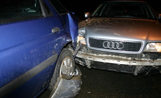 Nehoda mezi ukradenou audinou a zaparkovaným fordem.