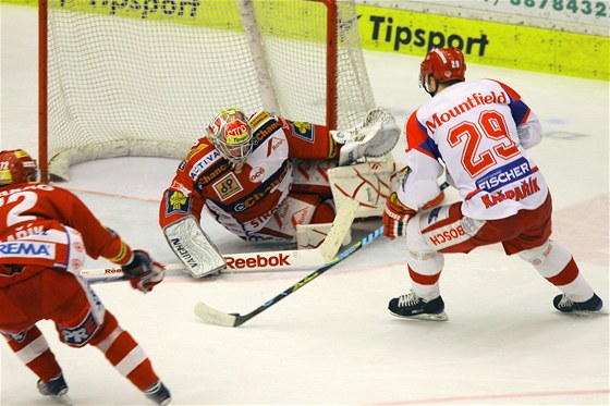 Okamik, který tsn pedcházel druhé eskobudjovické brance v zápase 42. kola extraligy proti Slavii: stelec Pavel Kapaík si pokládá gólmana Dominika Furcha.