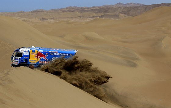 Eduard Nikolajev s kamionem Kamaz v 9. etap rallye Dakar 2011.