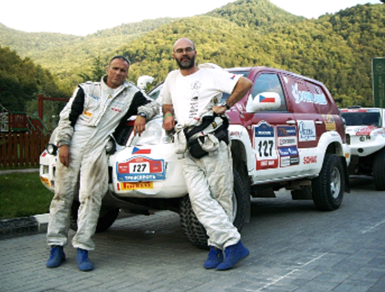 Peter Mikula, Ivan Novák a Toyota Land Cruiser 120 ped startem Rallye Dakar 2011.