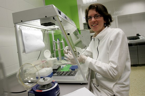 Jitka Trtková v laboratoi prtahové cytometrie.