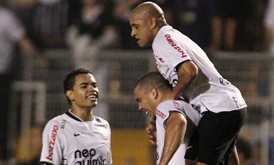 Roberto Carlos a Ronaldo, dva slavní Brazilci, u nerozdávají radost v Evrop, ale v brazilském Corinthians