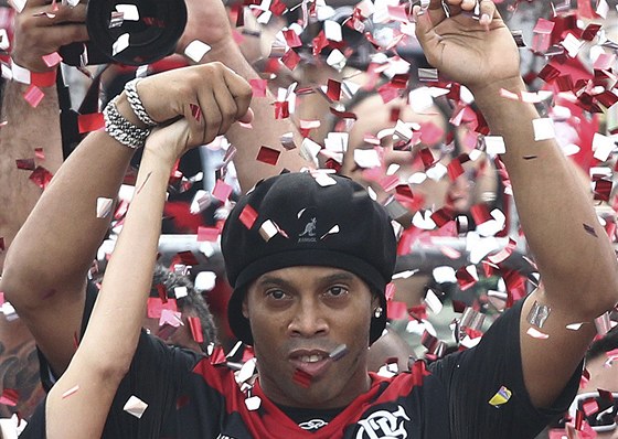 Brazilský fotbalista Ronaldinho pi slavnostním pivítání na stadionu Flamenga