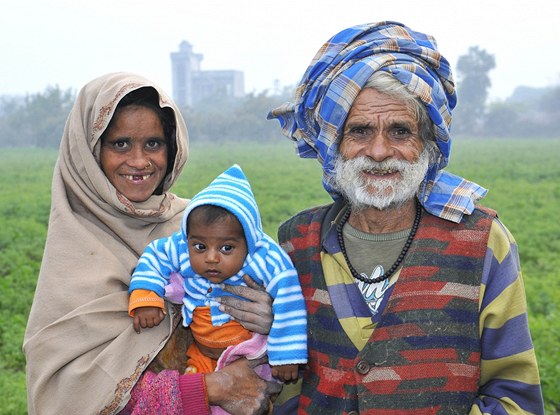 tyiadevadesátiletý Ramajit Raghavs s devtapadesátiletou manelkou a msíním synem 