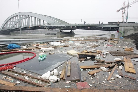 Naplavený nepoádek pod Beneovým mostem v Ústí nad Labem. (17. ledna 2010)