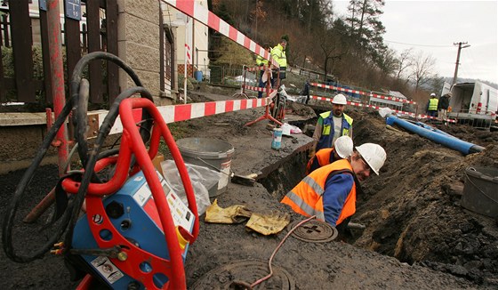 Pracovníci vodovod a kanalizací na odstranní závady pracují. Ilustraní foto