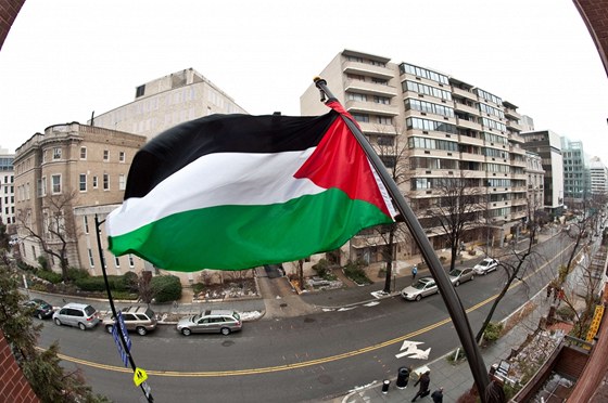 Nad sídlem diplomatické mise Organizace pro osvobození Palestiny zavlála poprvé palestinská vlajka.