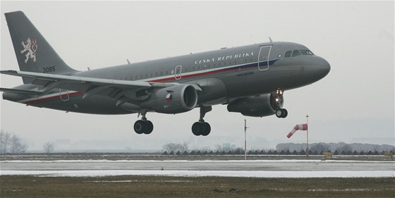 Letoun Airbus A-319 CJ na smíšeném letišti v Bochoři u Přerova.